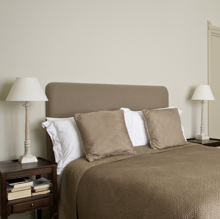 Old White 4 – Image 2